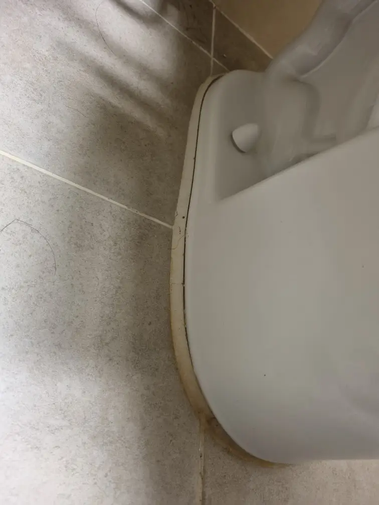 변기 흔들거림 해결의 모든 것: 백시멘트 작업으로 완벽하게 고정하기